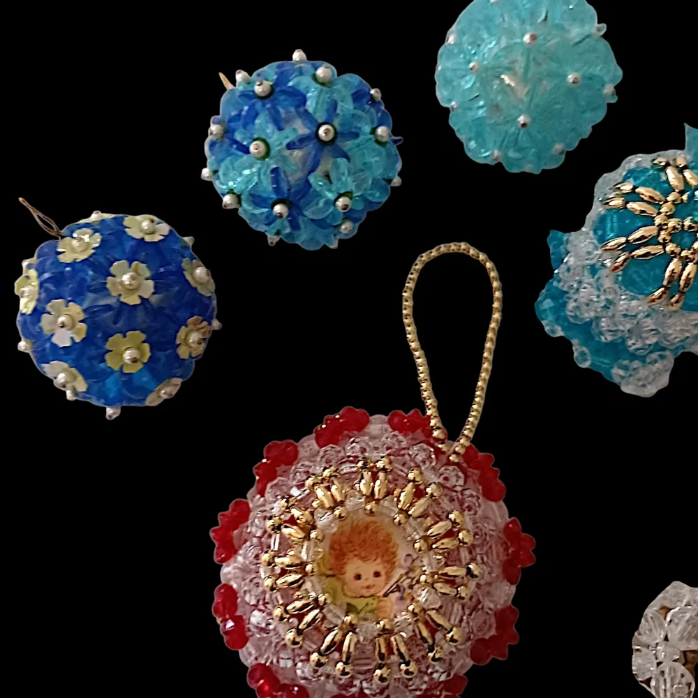 12 Vtg Acrylic Beaded Christmas Ornaments‎ Diorama With Figures Kitschy Pushpin